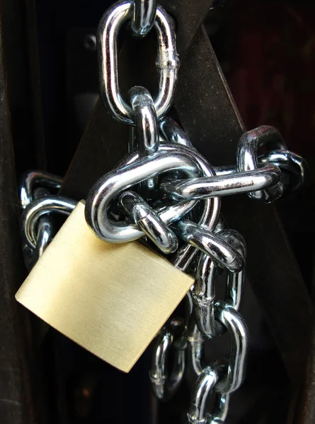 체인으로 잠겨 있는 열쇠 자물쇠 — 스톡 사진