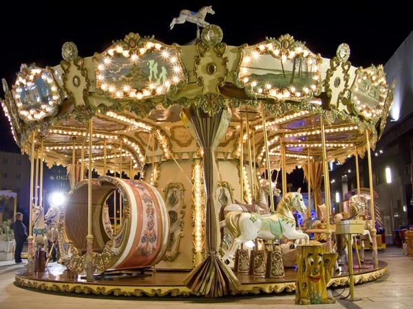 En gammaldags karusell på natten Royaltyfria Stockfoton