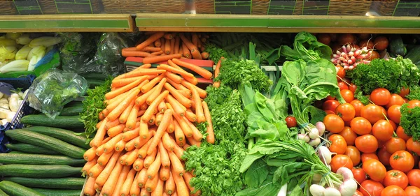 Warzywa na rynku Pokaż okno — Zdjęcie stockowe