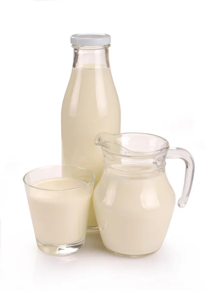 Glasflasche und ein Krug Milch — Stockfoto