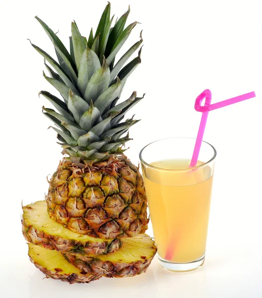 Sklenice čerstvé ananasové šťávy a ovoce — Stock fotografie