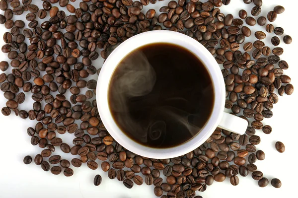 Kahve fincanı ve kahve çekirdeği. — Stok fotoğraf