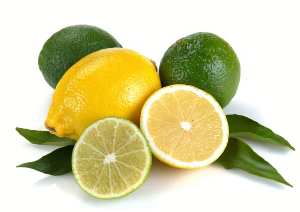 Zitrone und Limette mit Blättern — Stockfoto
