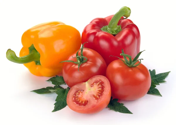 Rajčata a papriky s listy — Stock fotografie