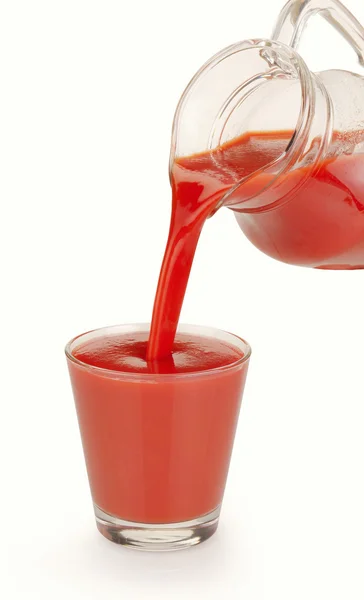 Wlewa się soku pomidorowego — Zdjęcie stockowe