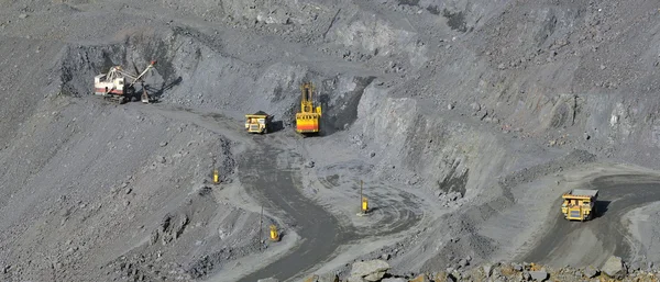 Panorama de uma mina a céu aberto que extrai minério de ferro — Fotografia de Stock