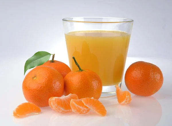 Mandarinky a šťáva sklo — Stock fotografie