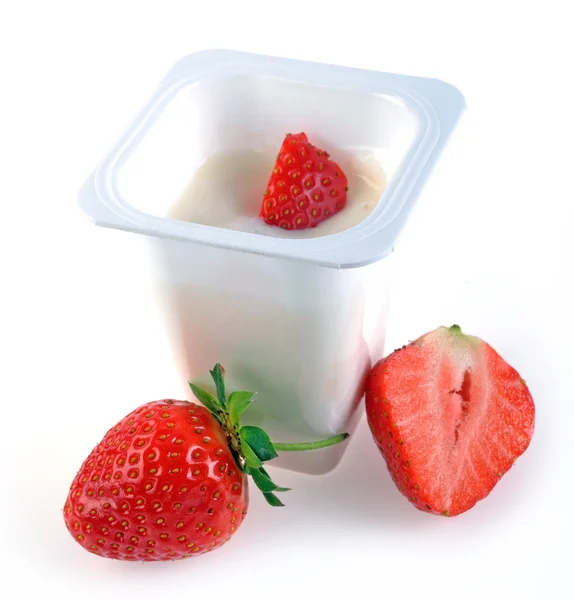 Joghurt und reife Erdbeeren — Stockfoto