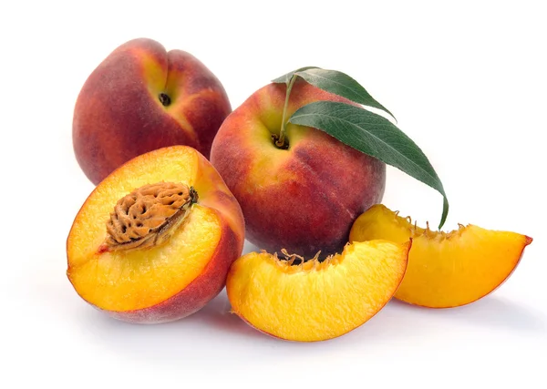 Персик з півтора і листя — стокове фото