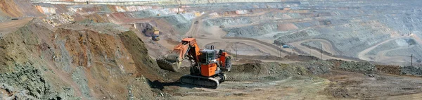 Панорама кар'єру залізної руди з екскаватором — стокове фото