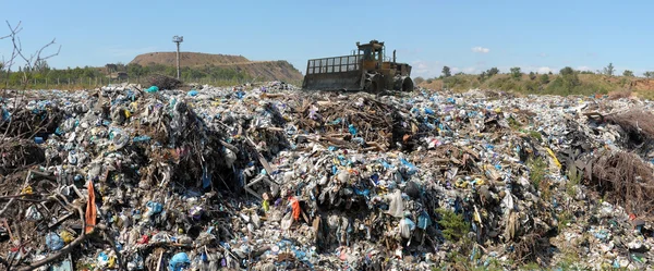 Bulldozer di tempat pembuangan sampah — Stok Foto