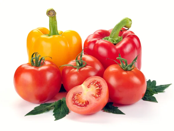 Rajčata a papriky s listy — Stock fotografie
