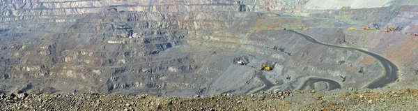 Panorama odkrywkowych kopalni rudy żelaza — Zdjęcie stockowe