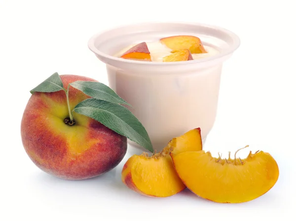 Yoghurt with peach and pieces — Stock Photo, Image