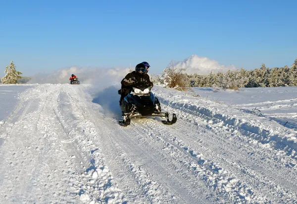 Mans goes on a snowmobile — Stock Photo, Image