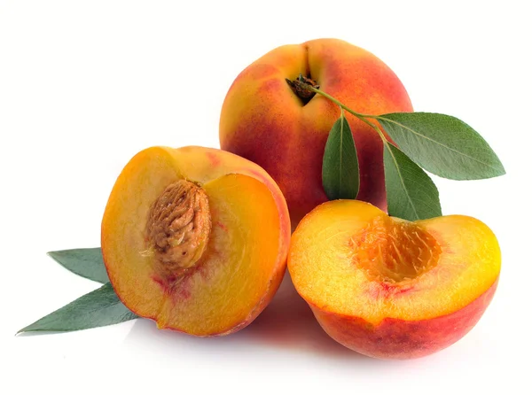 Персик и листья — стоковое фото