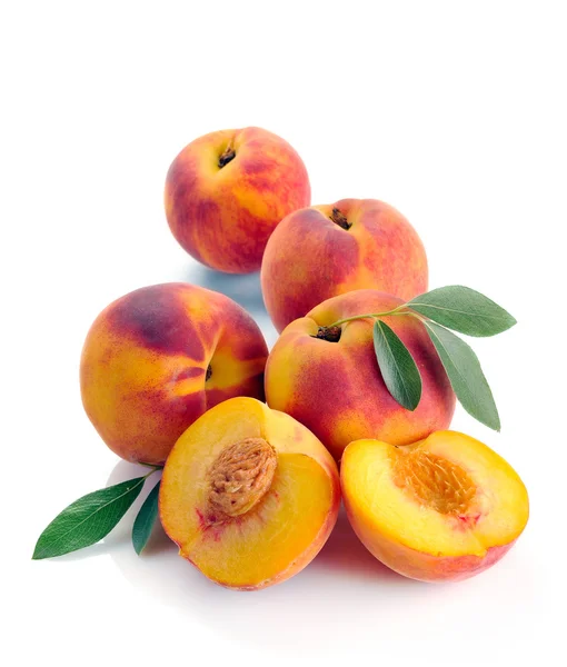 Персик и листья — стоковое фото
