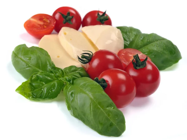 Моцарелла черри помидоры базилик — стоковое фото