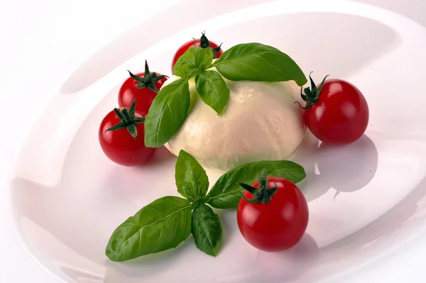 Mozzarella tomates albahaca — Foto de Stock