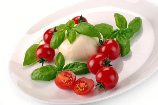 モッツァレラチーズ、トマト、バジル — ストック写真
