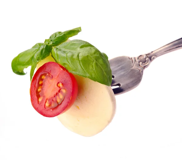 Mozzarella med tomat og basilikum på gaffel – stockfoto