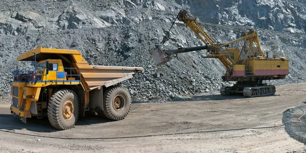 Chargement de minerai de fer — Photo