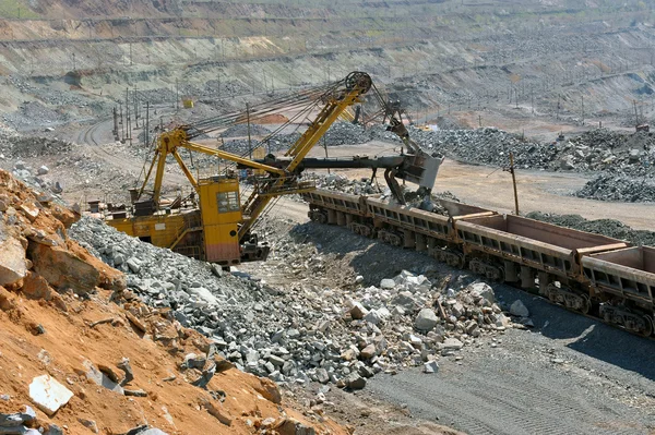 Loading of iron ore on the train — Stock Photo, Image