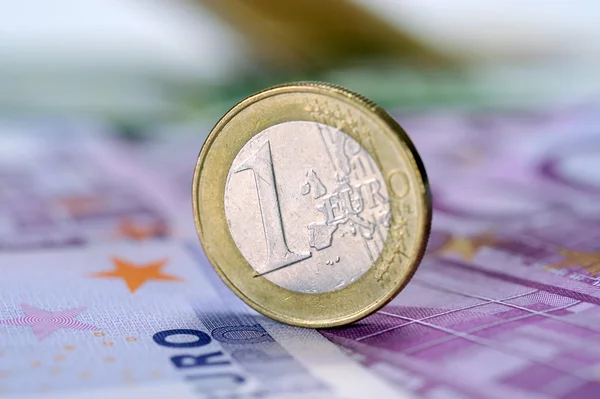 Monnaie un euro à 500 euros billets — Photo