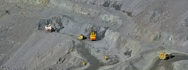 Υπαίθρια ορυχείο σιδηρομεταλλεύματος — Φωτογραφία Αρχείου