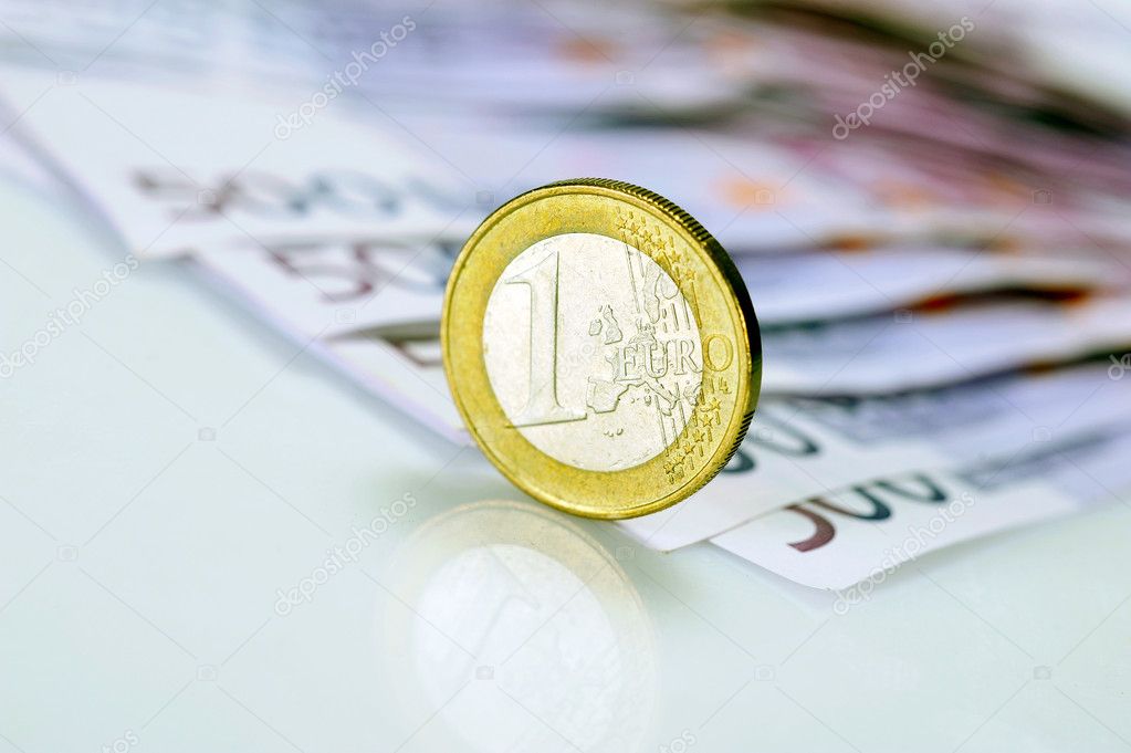 Coin one euro at EUR 500 banknotes