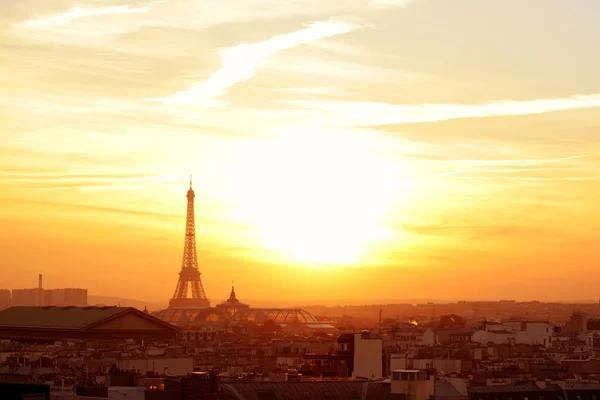Quartier de Paris au coucher du soleil — Photo