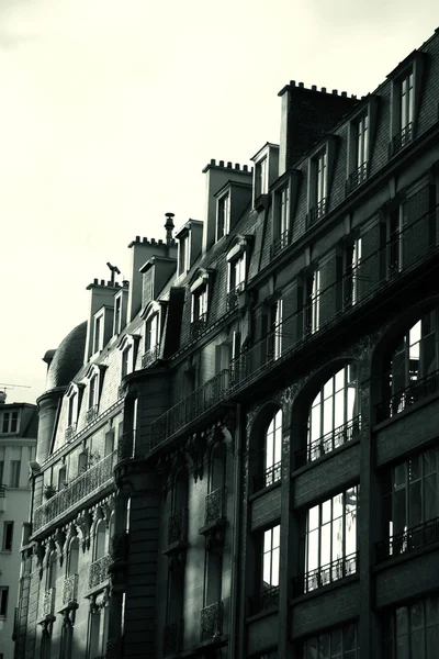 Schwarz-weißes französisches Gebäude - Sonne geht auf — Stockfoto