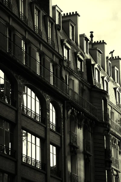 Zwart-wit Franse gebouw - zon stijgen — Stockfoto