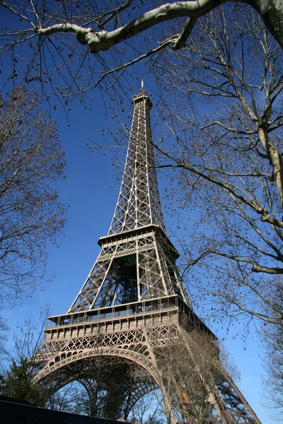 Torre Eiffel, nascosta tra gli alberi, a Parigi — Foto Stock