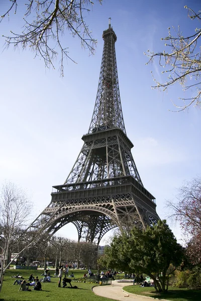 Ruhige sonnige Aussicht auf den Eiffelturm — Stockfoto