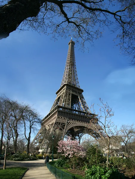 Rustige zonnige eiffel tower view - Frankrijk — Stockfoto