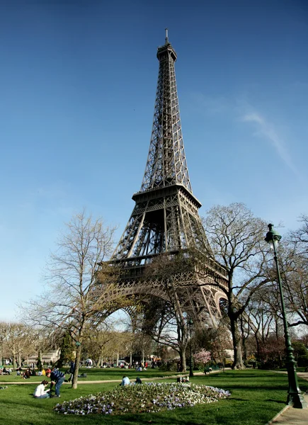 Eiffelturm an einem sonnigen Tag — Stockfoto