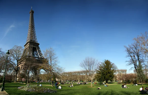 Eiffelturm mit Panoramablick — Stockfoto