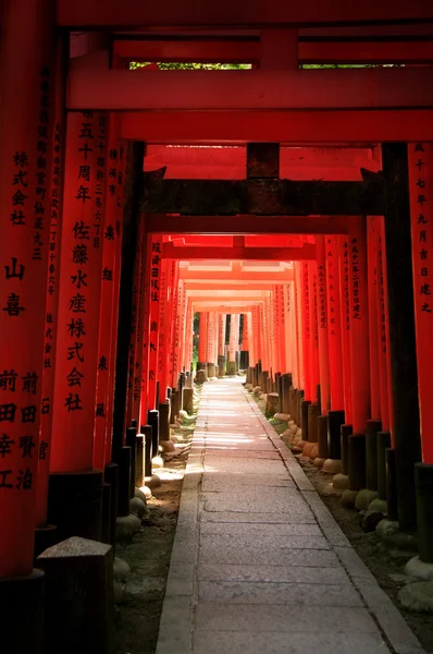 이나리 신사 앞 기둥 문-교토-일본 — 스톡 사진