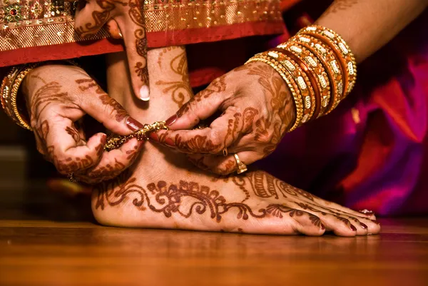 Indiase huwelijksceremonie in een tempel hindoe — Stockfoto