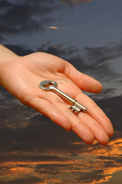 Kinyújtott kezében egy ház kulcsát — Stock Fotó