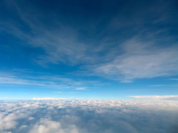 Vliegen boven de wolken — Stockfoto