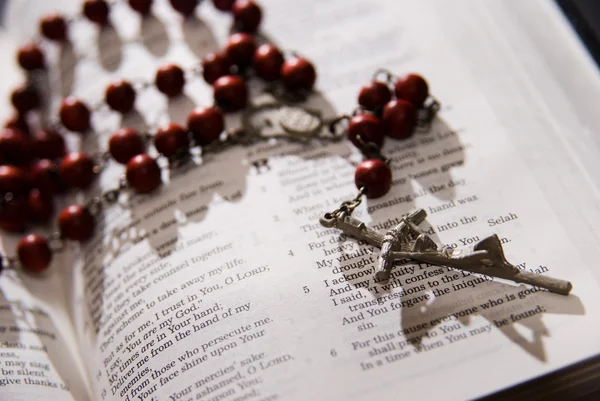 Roter Rosenkranz und heilige Bibel — Stockfoto