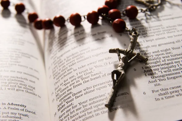 Roter Rosenkranz und heilige Bibel — Stockfoto