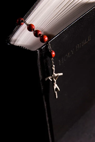 Rosario rojo y Santa Biblia — Foto de Stock