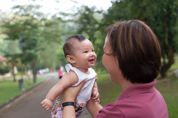 Asiática madre con su 6 meses de edad bebé niña — Foto de Stock
