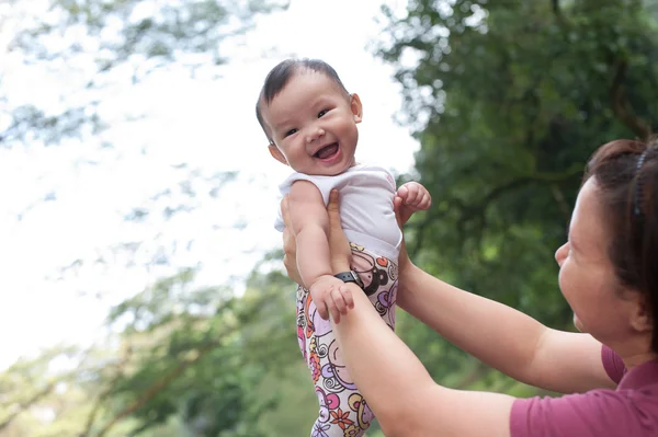 Asiática madre con su 6 meses de edad bebé niña —  Fotos de Stock