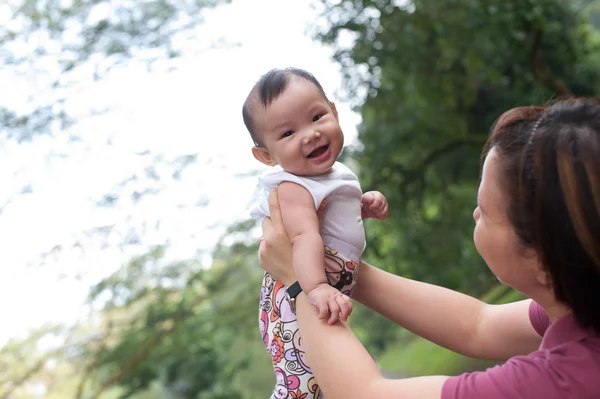 Asiatiska mamma med hennes 6 månader gammal baby girl — Stockfoto