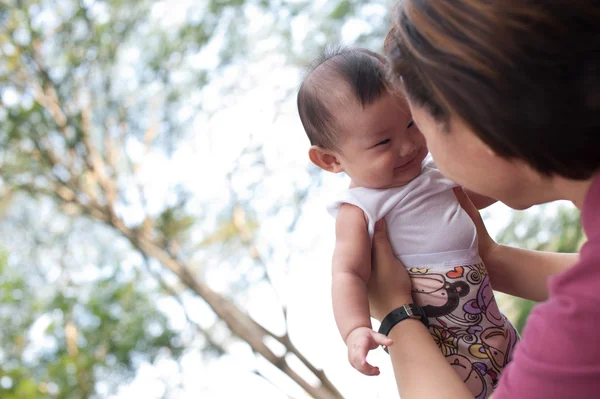 6 aylık bebek kızı ile Asya anne — Stok fotoğraf