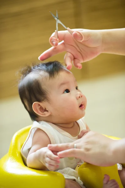 6 meses de edad Asiática bebé niña teniendo un corte de pelo —  Fotos de Stock